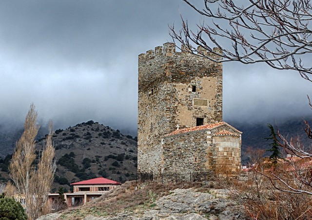 Портовая башня и храм Двенадцати апостолов в Судаке