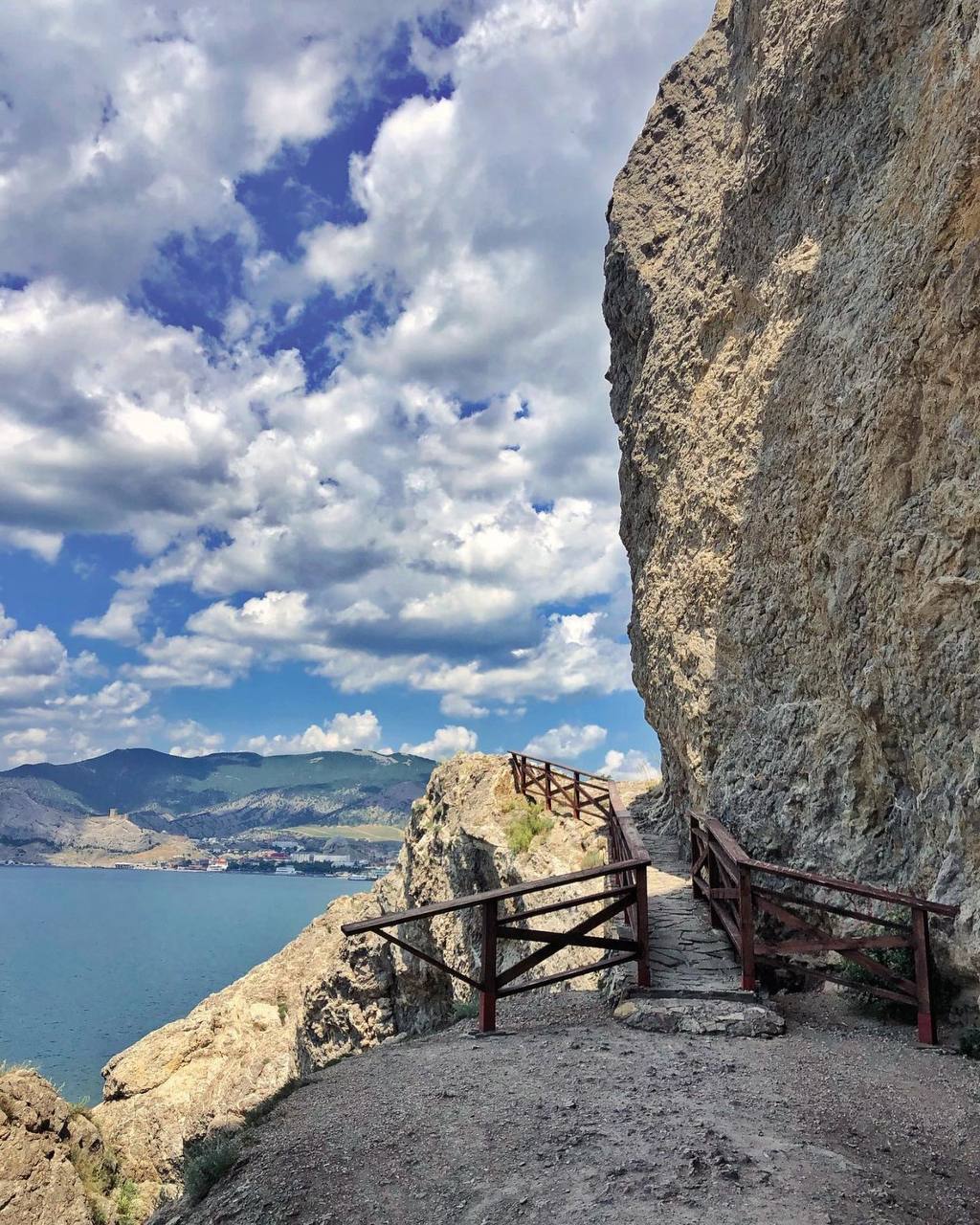 Живописная тропа на мысе Алчак