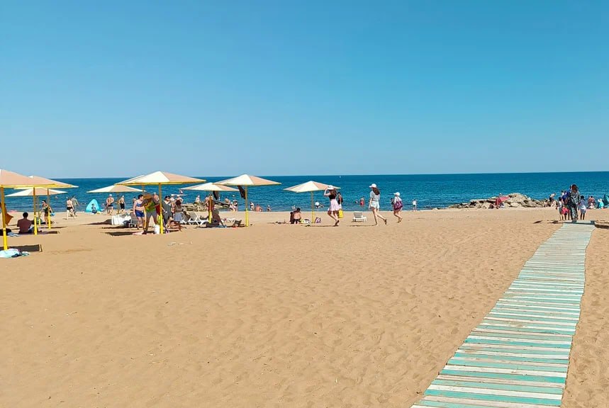 Золотой пляж в Феодосии