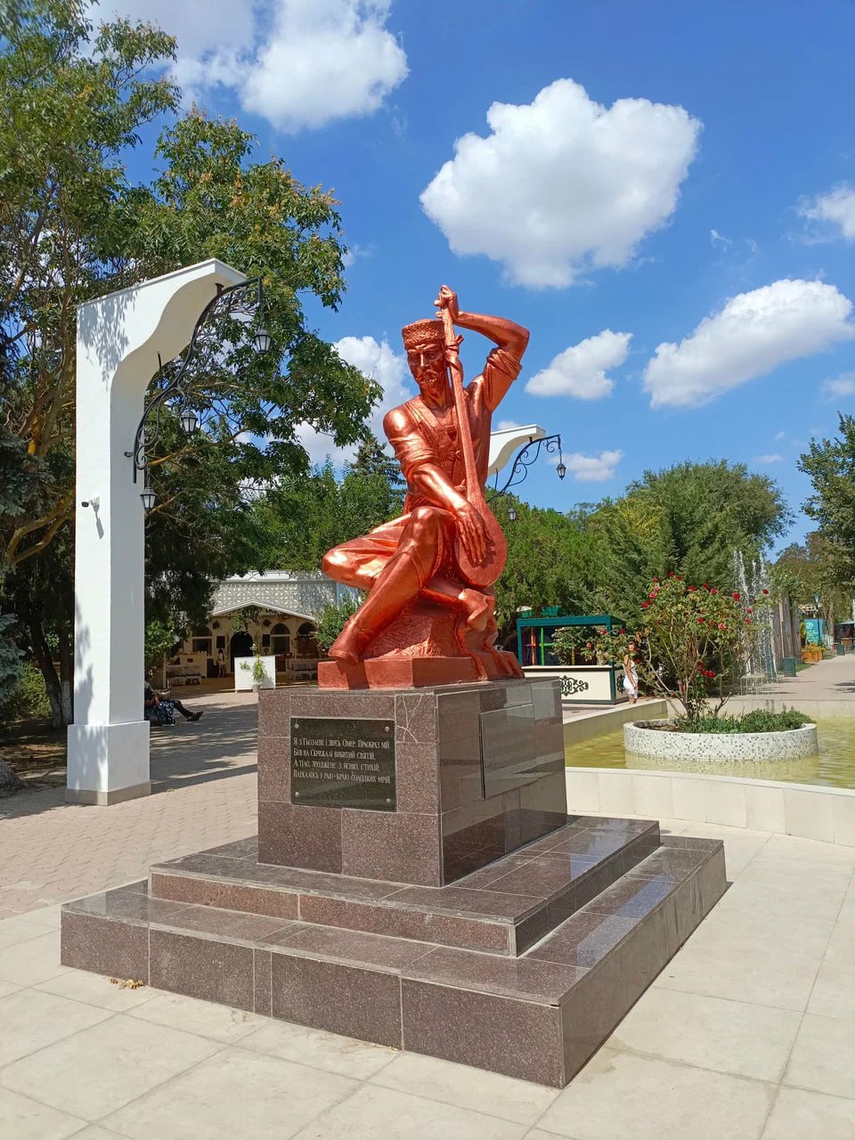 Памятник Ашик Омеру в Евпатории